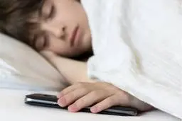 اعتیاد به گوشی‌های هوشمند چیست و چگونه می‌توان از شر این عادت خلاص شد؟