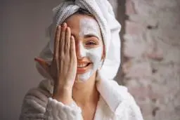 روش‌های پاکسازی پوست | تفاوت‌های روش‌های پاکسازی کلینیکی و غیر کلینیکی +جدول