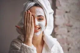 روش‌های پاکسازی پوست | تفاوت‌های روش‌های پاکسازی کلینیکی و غیر کلینیکی +جدول