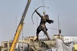 لحظه نصب تندیس آرش کمانگیر در میدان ونک تهران +ویدئو