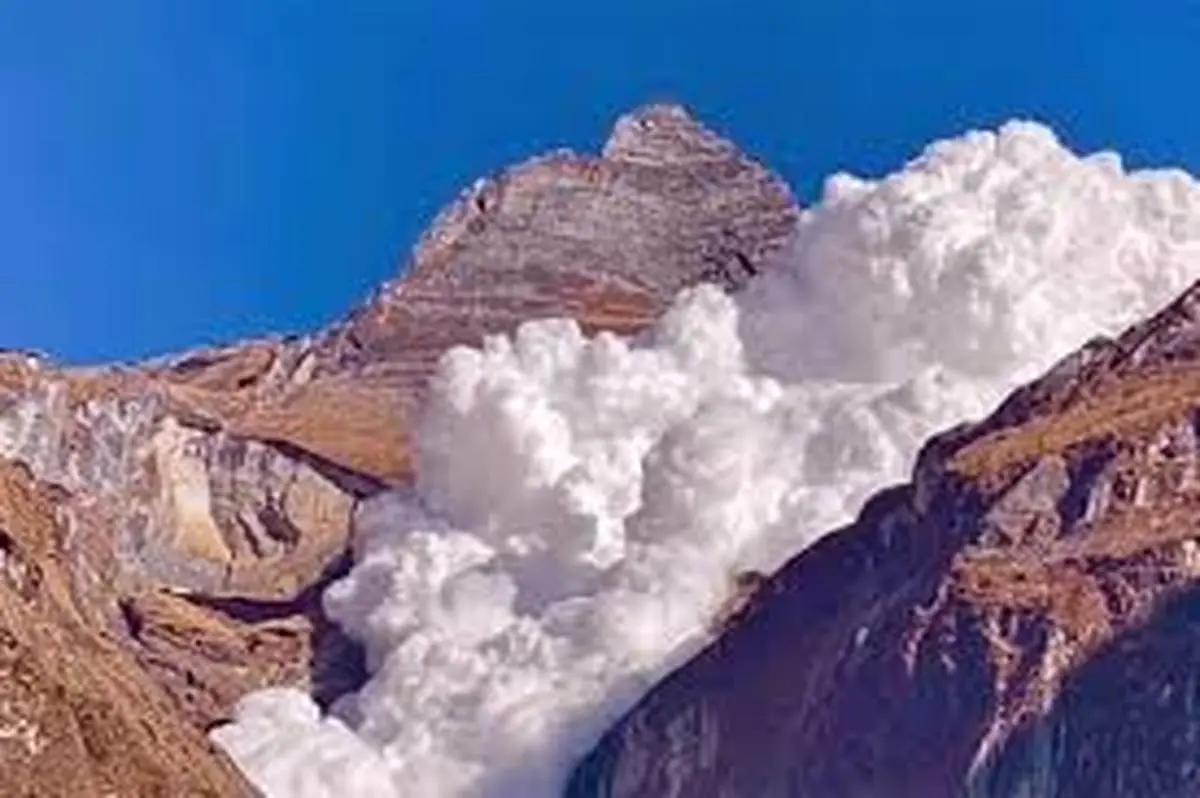 منظره‌ای شگفت‌انگیز از پدیده نادر ریزش ابرها در هیمالیا+ویدئو 