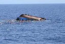 لحظات نفس‌گیر غرق شدن قایق گردشگری در چشمه بل پاوه +ویدئو