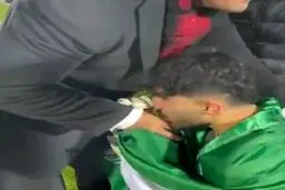 دیوارنگاره جدید میدان ولیعصر به مناسبت روز پدر| بوسه امیر عابدزاده بر دست پدرش+ عکس 