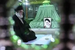 رهبر انقلاب در مرقد امام خمینی (ره) حضور یافتند| حضور رهبر انقلاب در مرقد امام (ره) و گلزار شهدا