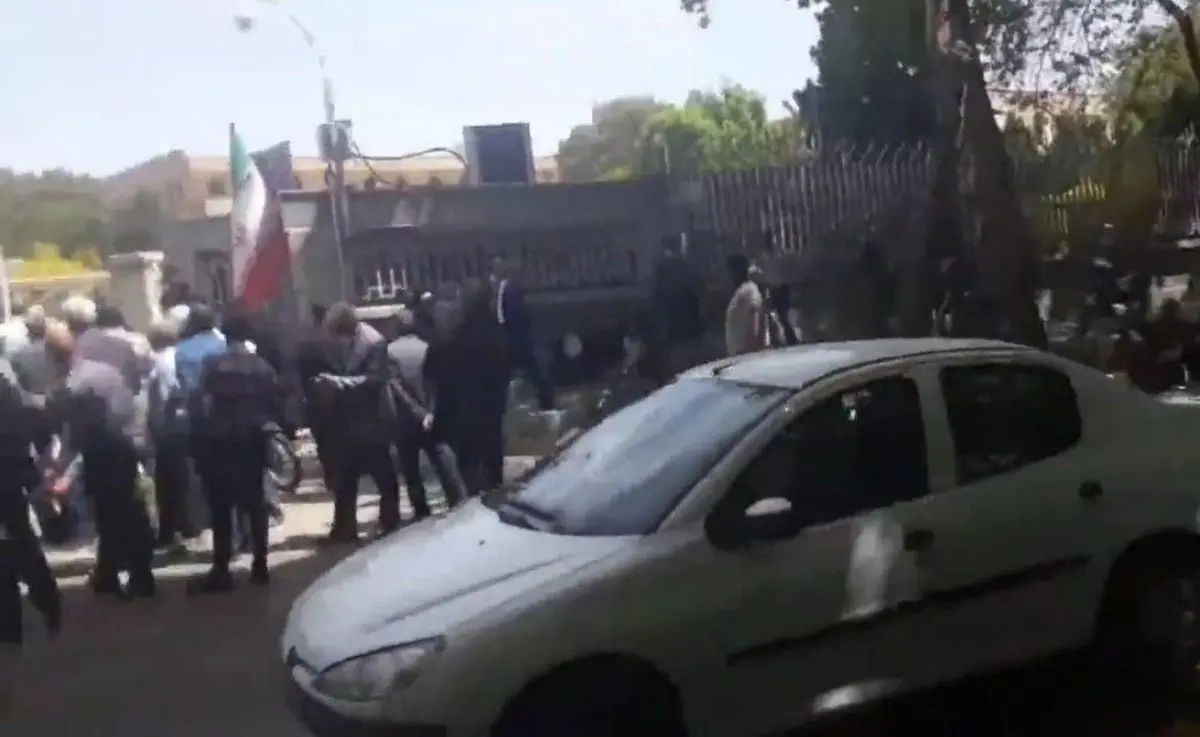 تجمع اعتراضی کشاورزان اصفهان در مقابل استانداری+ویدئو 