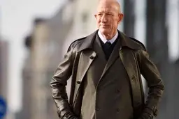 عکس‌های عجیب مرد ثروتمندی که با لباس و کفش زنانه سرکار میرود!+ تصویر