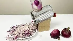 ابداع دستگاه خردکن پیاز با قوطی کنسرو | تبدیل یک ابزار ساده به وسیله‌ای خلاقانه +ویدئو
