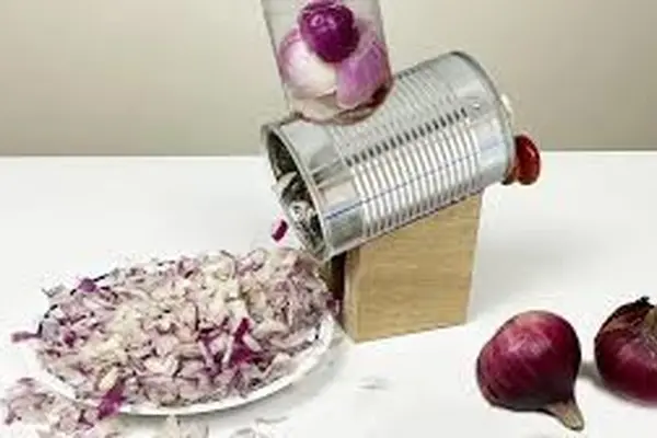ابداع دستگاه خردکن پیاز با قوطی کنسرو | تبدیل یک ابزار ساده به وسیله‌ای خلاقانه +ویدئو