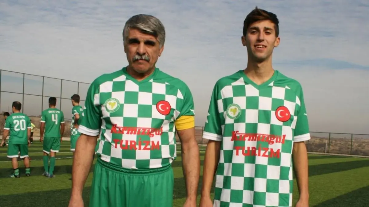 
    نوه و پدربزرگ در یک تیم فوتبال نیمه‌حرفه‌ای ترکیه هم‌بازی شدند!

