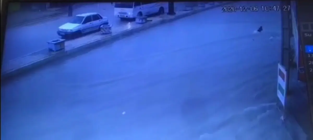 نجات کودک گرفتار در سیلاب برازجان بوشهر توسط یک شهروند + ویدئو
