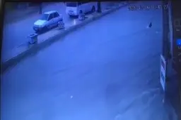 نجات کودک گرفتار در سیلاب برازجان بوشهر توسط یک شهروند + ویدئو