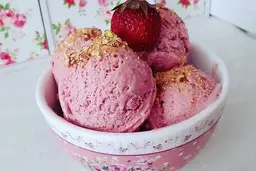 توی این هوای گرم کلافه کننده، با خوردن این بستنی تا کل روز خودت رو خنک نگهدار! | مخصوص وقتایی که شدید دلت یا چیز خنک و شیرین میخواد! | طرز تهیه بستنی توت فرنگی + ویدئو