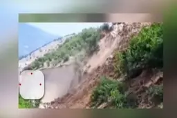 لحظه رانش زمین روستای خرشک رودبار در گیلان + ویدئو