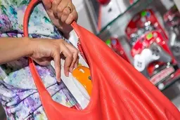 رو شدن دست یک زن هنگام دزدی از فروشگاه+ویدئو