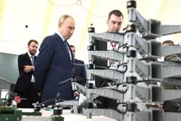  روسیه پهپاد شاهد ۱۳۶ را ابتدا از ایران وارد کرده بود، اما اکنون با احداث یک کارخانه بزرگ، ۹۰ درصد مراحل تولید آن را در خاک خود انجام می‌دهد