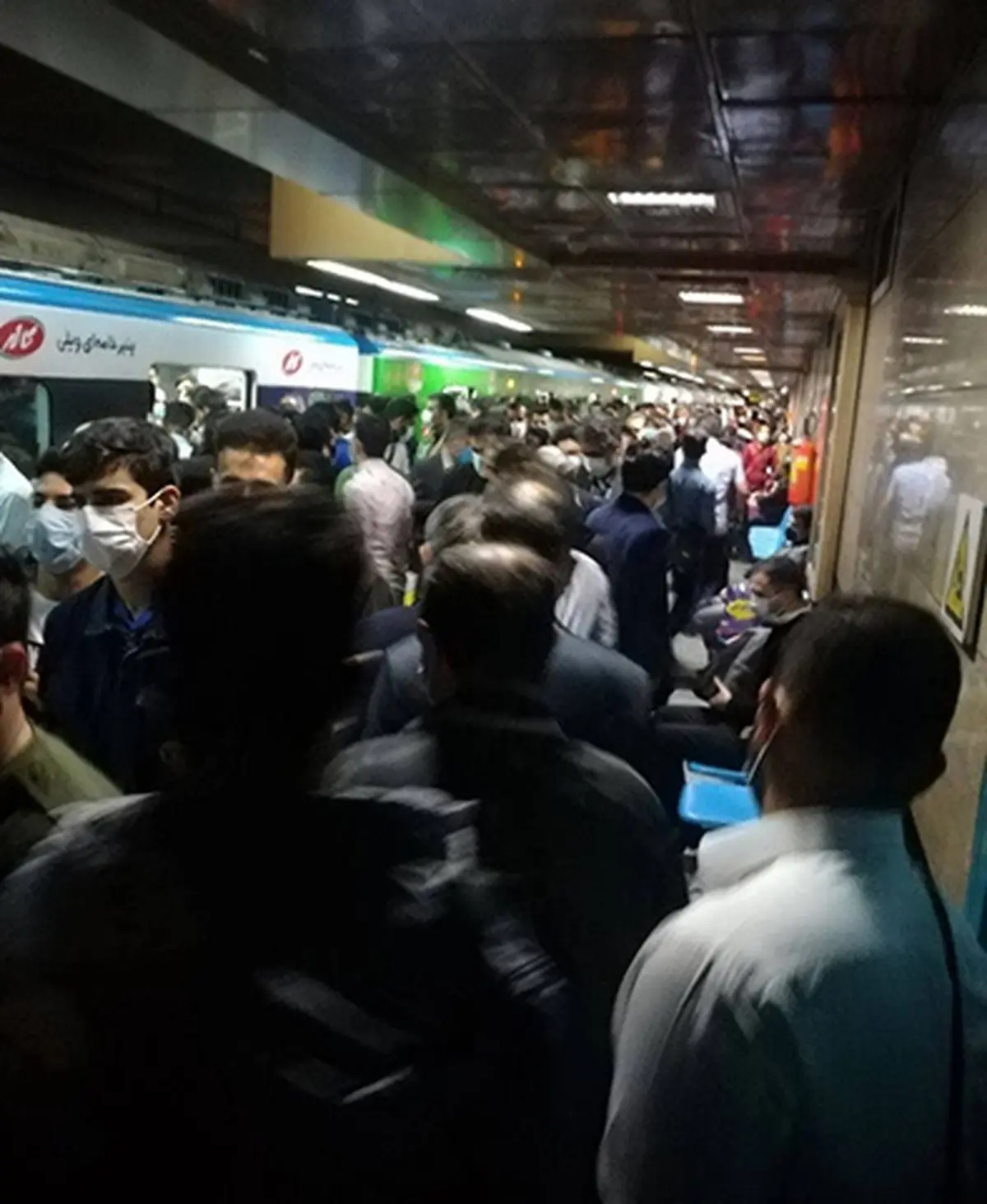 کرونا فقط در 13بدر بود؟ | ازدحام جمعیت در متروی تهران +تصویر