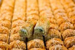 باقلوای خونگی سه سوته یه عصرونه‌ی خوشمزه و فوری! | طرز تهیه باقلوا خونگی +ویدیو