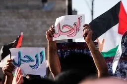 تظاهرات گسترده فلسطینی ها علیه محمود عباس در کرانه باختری