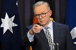 سقوط نخست‌وزیر استرالیا از روی صحنه در یک رویداد انتخاباتی+ویدئو