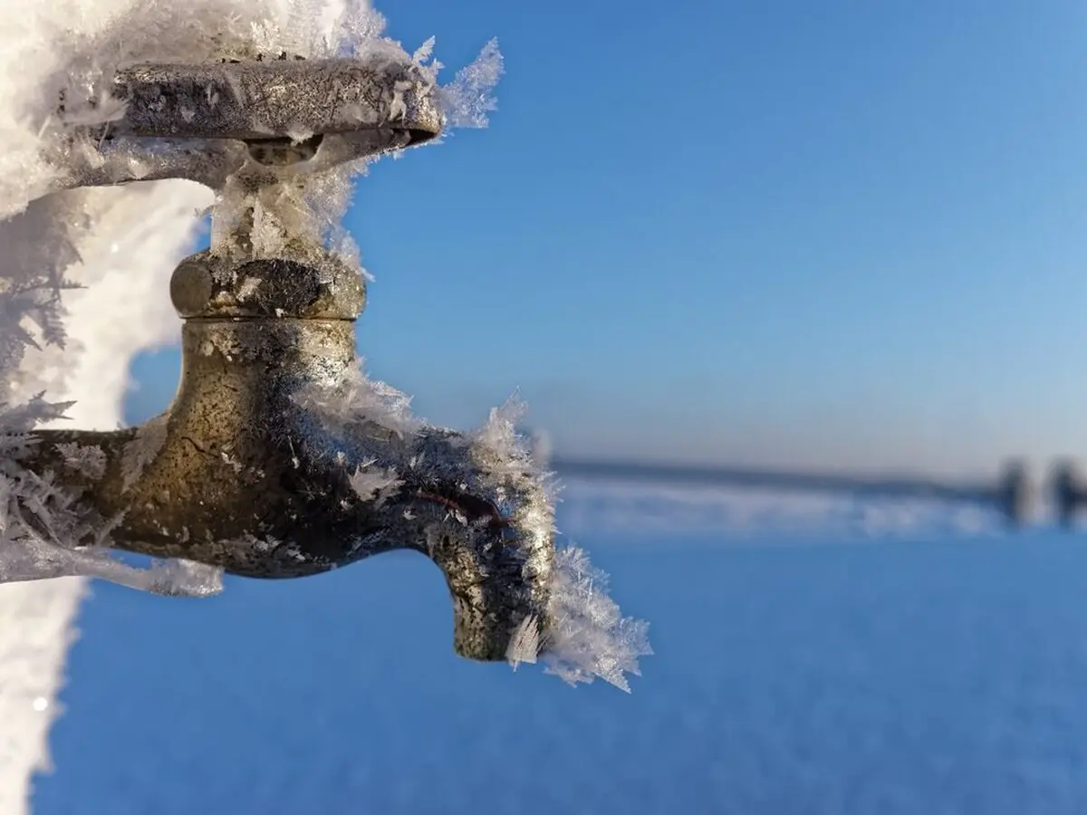 با این روش لوله یخ زده را باز کنید | برای جلوگیری از یخ زدن لوله ها این کار را انجام دهید