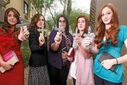 دختران نوجوان که به کار جن گیری می پردازند