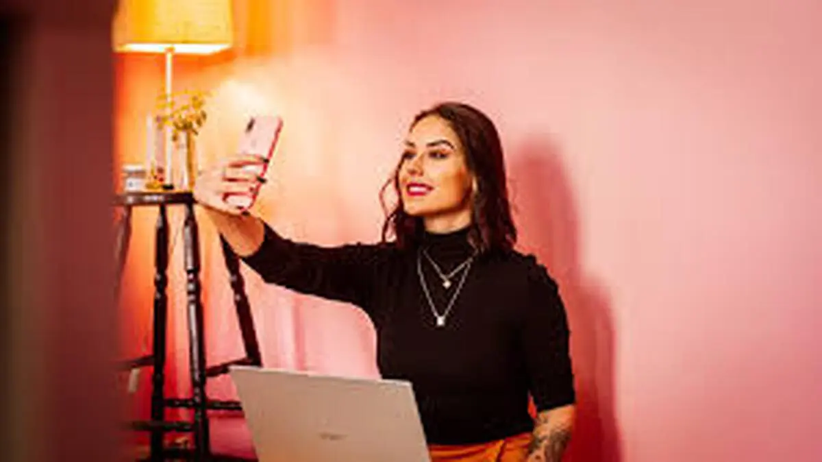 پشت پرده تلخ زندگی اینفلوئنسری که ۱۳ ساعت در اینستاگرام می‌چرخد!+ویدئو 