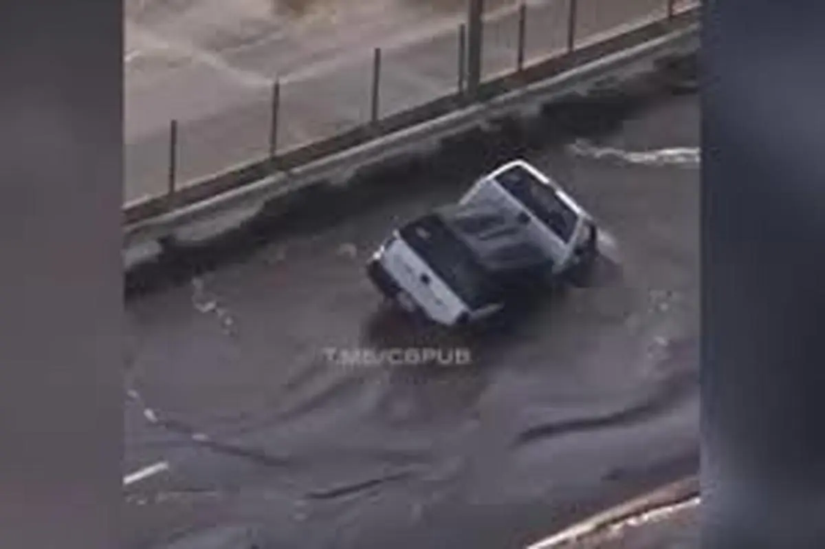 فرو رفتن هولناک یک ماشین در زمین هنگام گذر از خیابان!+ویدئو