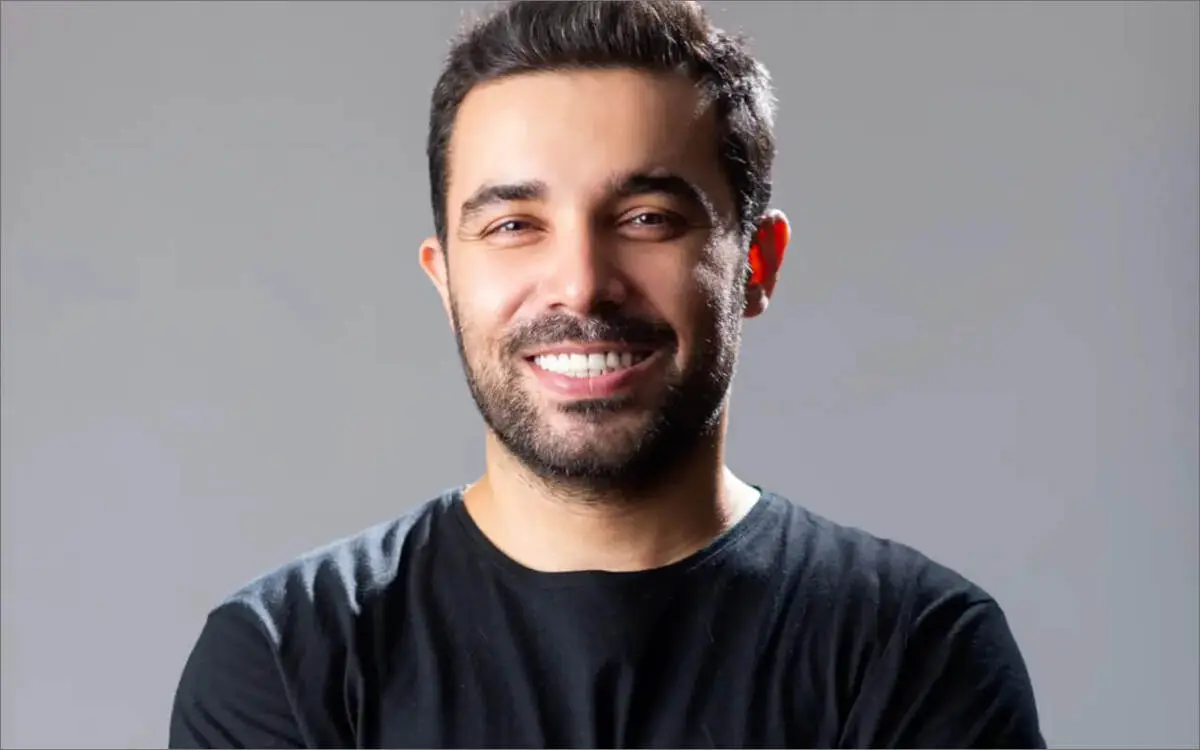هومن خیاط کیست؟ | بیوگرافی هومن خیاط، دوبلور خوش صدا و بازیگر با استعداد