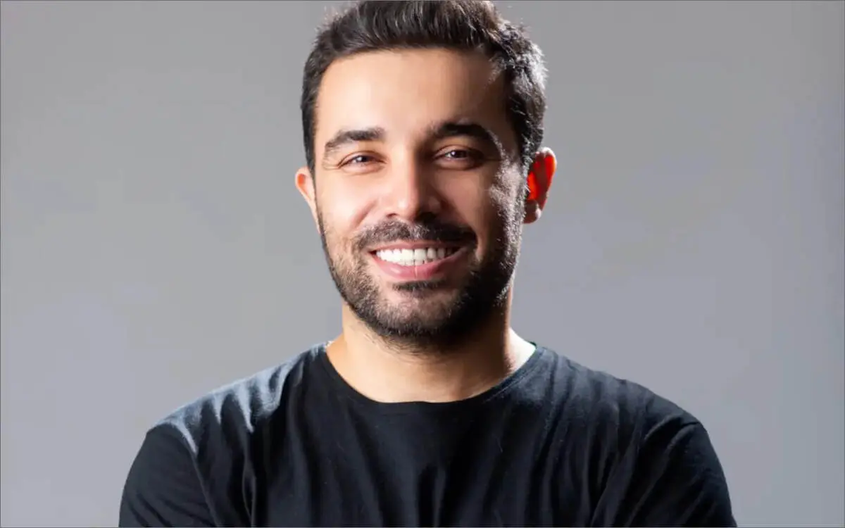 هومن خیاط کیست؟ | بیوگرافی هومن خیاط، دوبلور خوش صدا و بازیگر با استعداد