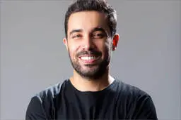 هومن خیاط کیست؟ | بیوگرافی هومن خیاط، دوبلور خوش صدا و بازیگر با استعداد