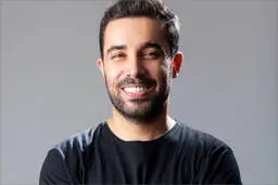 هومن خیاط کیست؟ | بیوگرافی هومن خیاط، دوبلور خوش صدا و بازیگر با استعداد