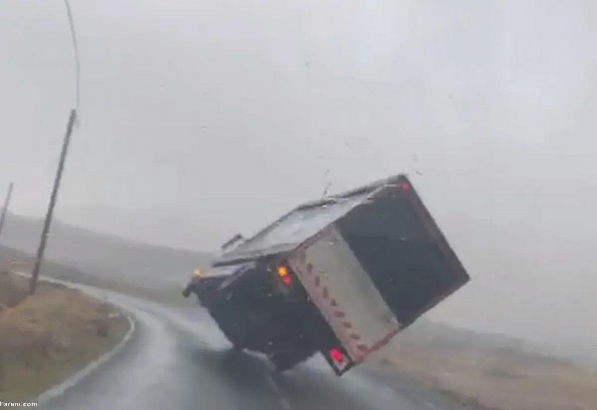  لحظه واژگونی کامیون در حال حرکت بر اثر طوفان!+ویدئو