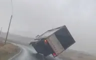  لحظه واژگونی کامیون در حال حرکت بر اثر طوفان!+ویدئو