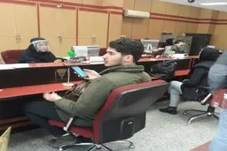 
مراقبت از کارکنان دربرابر کرونا در یک شعبه بانک