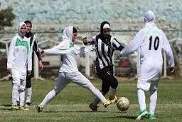 سرمربی فوتبال زنان بم: چهار دیدار پایانی تغییر خاصی در جدول ندارد