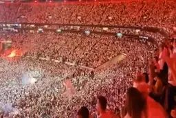 حال و هوای ورزشگاه خانگى آینتراخت فرانکفورت پس از قهرمانى در لیگ اروپا۲۰۲۲+ ویدئو