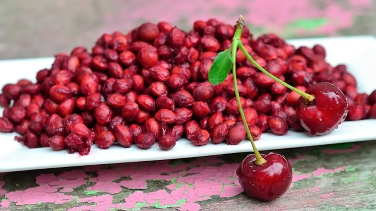 هسته ی آلبالو رو اینجوری جدا کن! | اینجوری هم راحته، هم آلبالو له نمیشه!