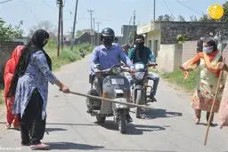  جلوگیری زنان چوب به دست از ورود افراد غریبه به روستا 