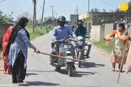  جلوگیری زنان چوب به دست از ورود افراد غریبه به روستا 