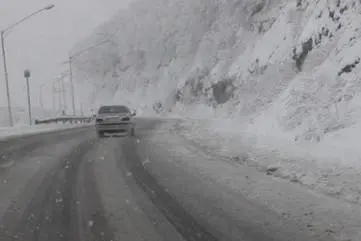 بارش برف در آذربایجان‌غربی | مسیر چالدران به خوی سفیدپوش شد +ویدئو
