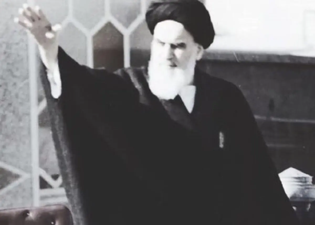 اهدای عکس منتشر نشده از امام خمینی(ره) به برج آزادی