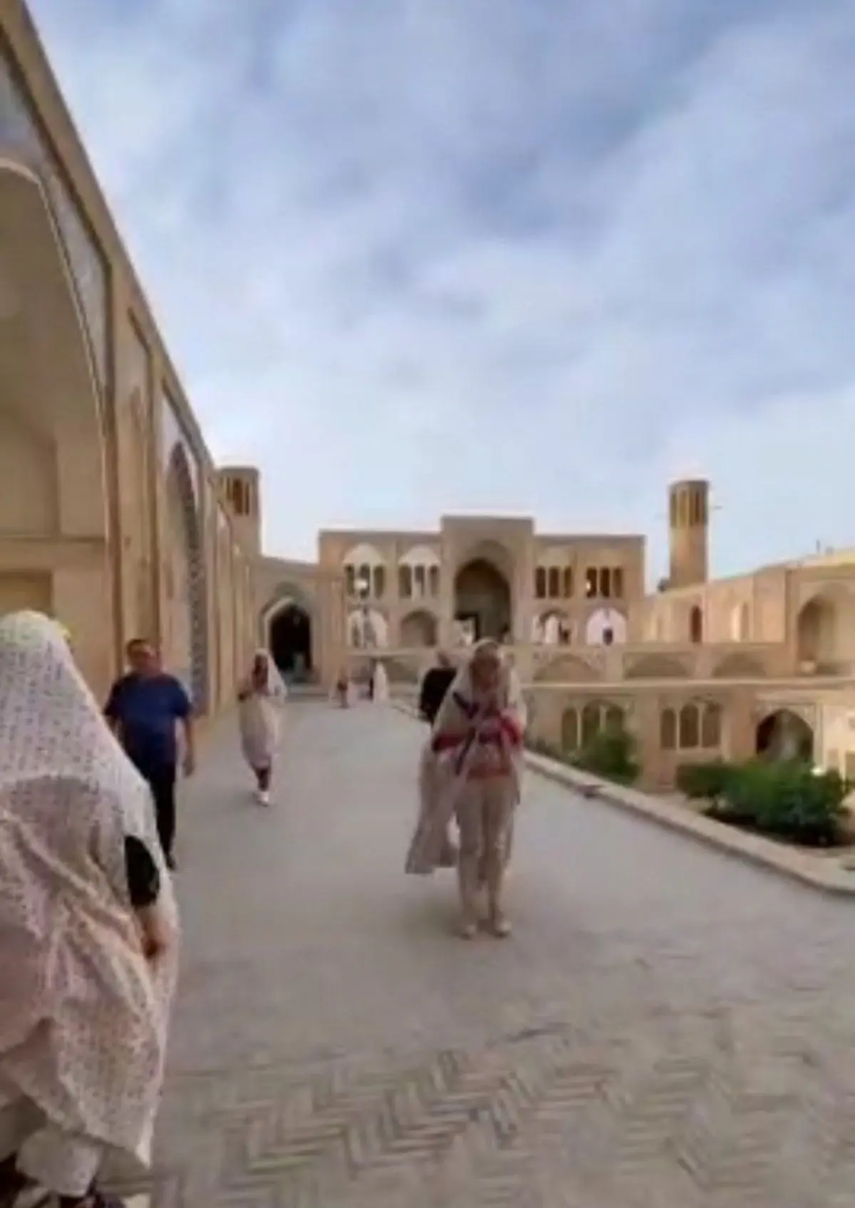 توریست های چادر به سر در مسجد آقابزرگ کاشان+ویدئو 