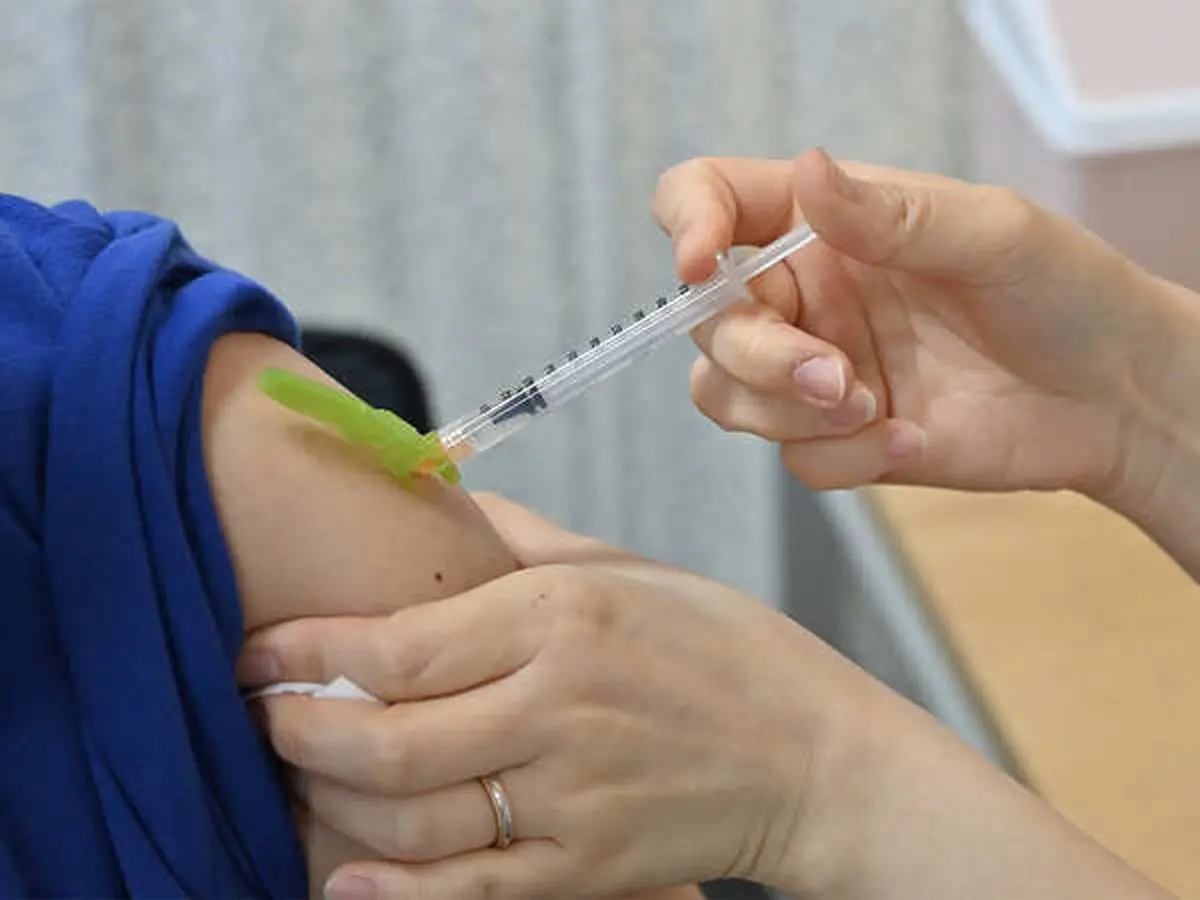 
اشتباه در تزریق واکسن خبرنگاران سلامت  |  به جای دز دوم، دز یادآور تزریق شد
