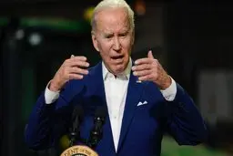 دست دادن با موجود نامرئی؛ ژست یا حالت گیجی بایدن!+ویدئو 