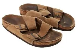 صندل های قدیمی استیو جابز با این قیمت نجومی به حراج گزاشته شد! | واقعا کسی هست اینارو بخره؟ + عکس