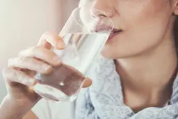 اگر هر روز صبح یک لیوان آب گرم بنوشید، چه اتفاقی در بدن شما می‌افتد؟