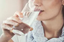 اگر هر روز صبح یک لیوان آب گرم بنوشید، چه اتفاقی در بدن شما می‌افتد؟