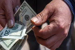 آثار حذف ارز ترجیحی؛ از کاهش قاچاق کالاهای اساسی تا رفع انحصار از واردات