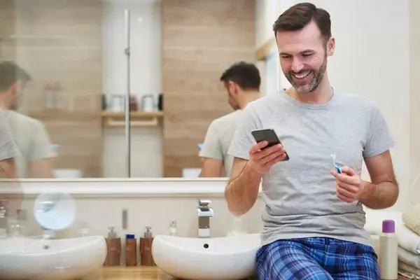 هرگز تلفن همراه را در سرویس بهداشتی نبرید! | دلایل عدم استفاده از تلفن در توالت