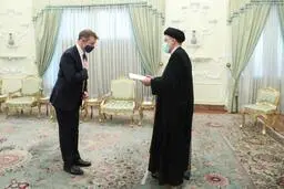 
رئیسی  خطاب به سفیر جدید انگلیس: با همه کشور‌ها بنای همکاری داریم